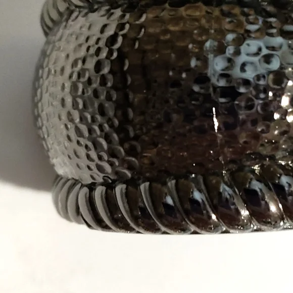 VINTAGE HAMMERED DARK GUNMETAL WIDE CUFF HINGED 7 3/4" BRACELET - Picture 4 of 9